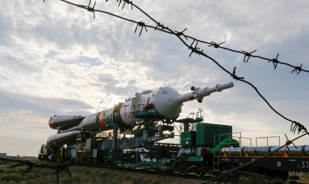 La nave espacial Soyuz MS tripulada al lado de la Estación Espacial Internacional ( ISS ) de Kate Rubins de los EE.UU. , Anatoly Ivanishin de Rusia y Takuya Onishi de Japón se desplazan desde un hangar de ensamblaje a la plataforma de lanzamiento antes de