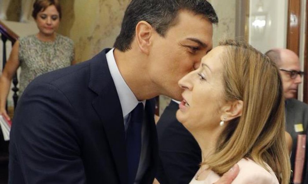 Pedro Sánchez, líder del partido Socialista, da un beso en la mejilla a la candidata del PP a presidenta del Congreso de los Diputados