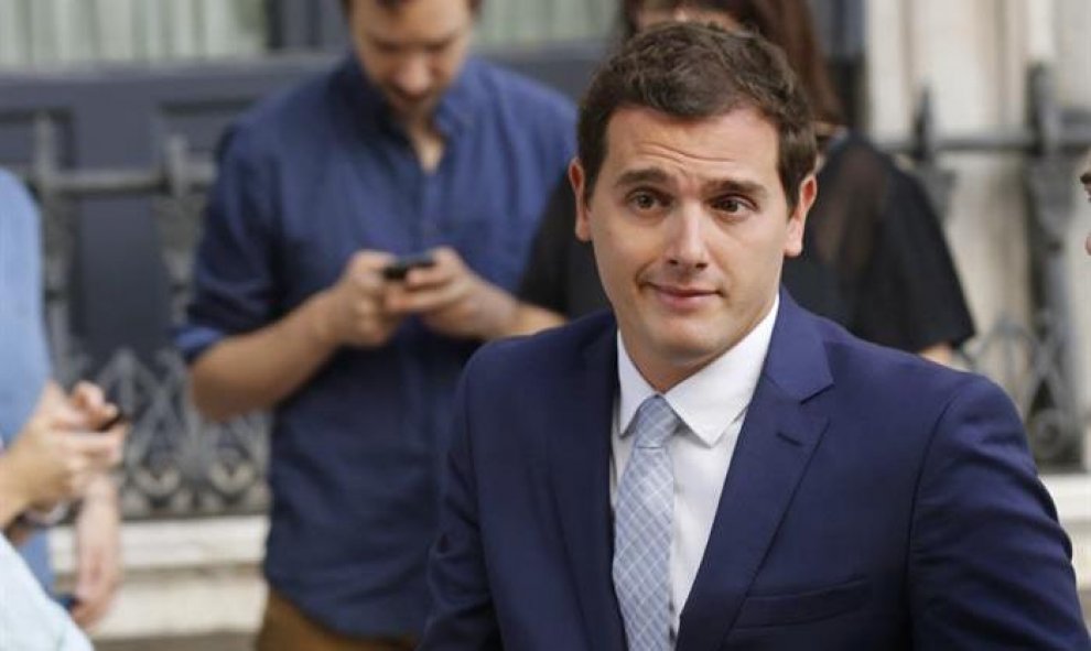 Albert Rivera a la llegada al Congreso de los Diputados para la constitución de la cámara. Su partido se abstendrá en la segunda ronda para apoyar a la candidata Ana Pastor (PP)