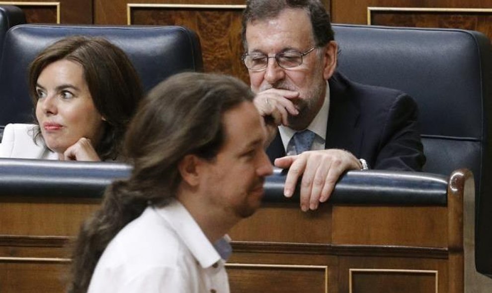 Pablo Iglesias acude a depositar su voto para elegir al presidente/a del Congreso ante Mariano Rajoy/EFE