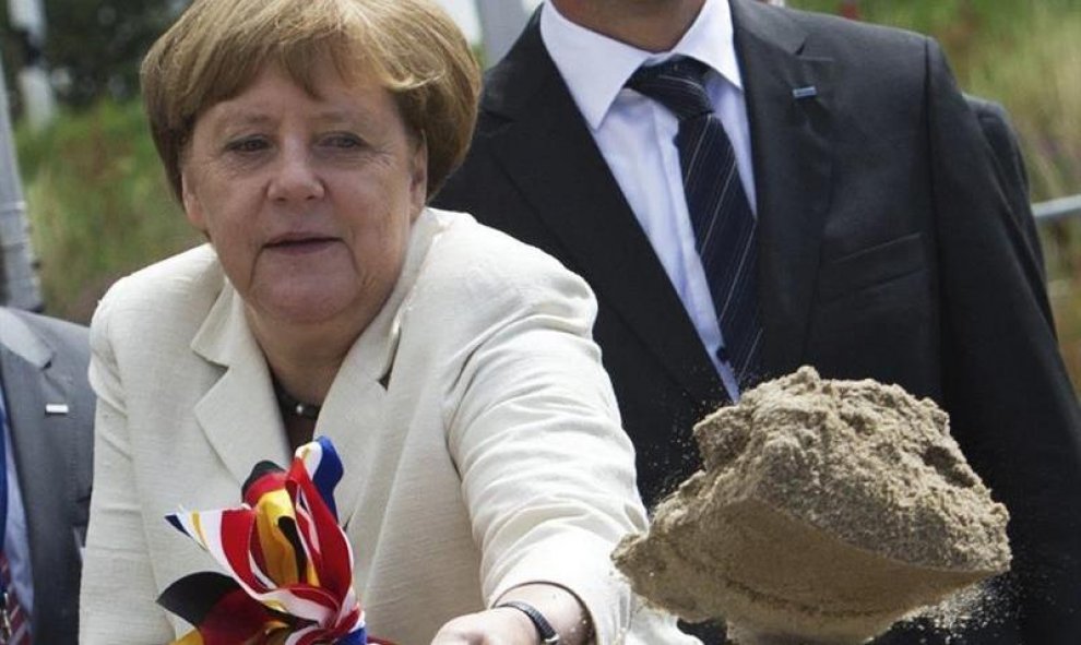 La canciller germana, Angela Merkel, participa en la colocación de la primera piedra con motivo de la expansión de la carretera B96 de Ruegen a Bergen cerca de Samtens, Alemania. EFE/Stefan Sauer