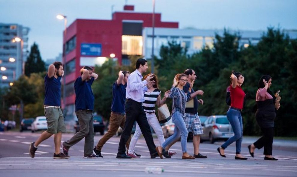 Ciudadanos son evacuados del centro comercial de Múnich tras producirse el tiroteo. - AFP