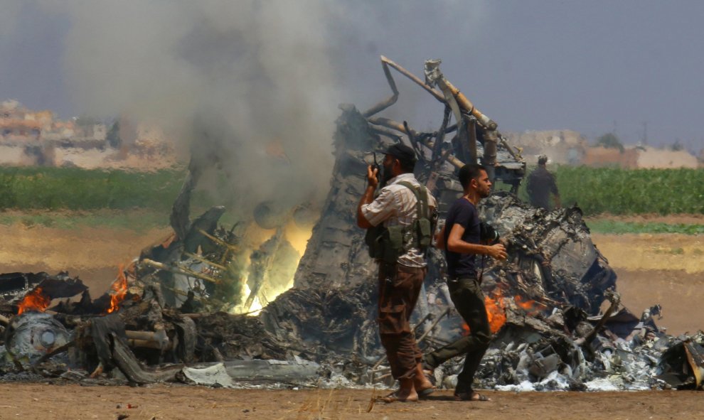 Restos de un avión militar ruso que ha sido derribado en Siria este lunes con el piloto detro, que ha muerto/REUTERS