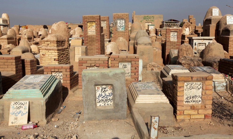 Tumbas del cementerio de Wadi al-Salam (en árabe, 'Valle de la Paz'), en Nayaf, al sur de Bagdad. REUTERS / Alaa Al-Marjani
