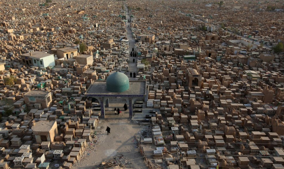 Vista panorámica del cementerio de Wadi al-Salam (que en árabe significa 'Valle de la Paz'), en  Najaf, al rur de Bagdad. REUTERS/Alaa Al-Marjani