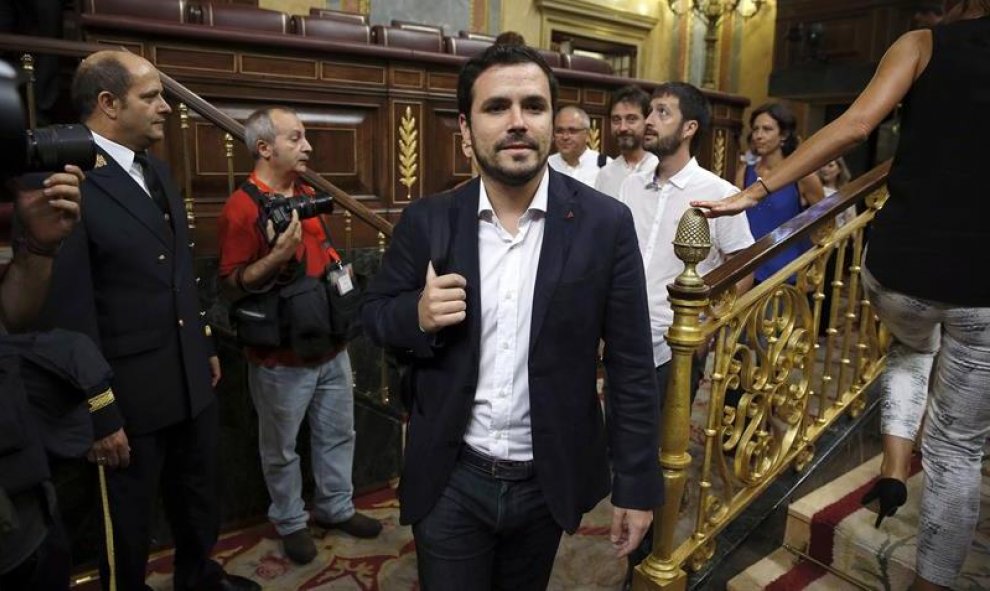 -El lider de Izquierda Unida, Alberto Garzón, a su llegada al hemicíclo del Congreso de los Diputados donde se celebra la segunda sesión del debate de investidura del líder del PP, Mariano Rajoy, que concluirá con la primera votación, para la que no cuent