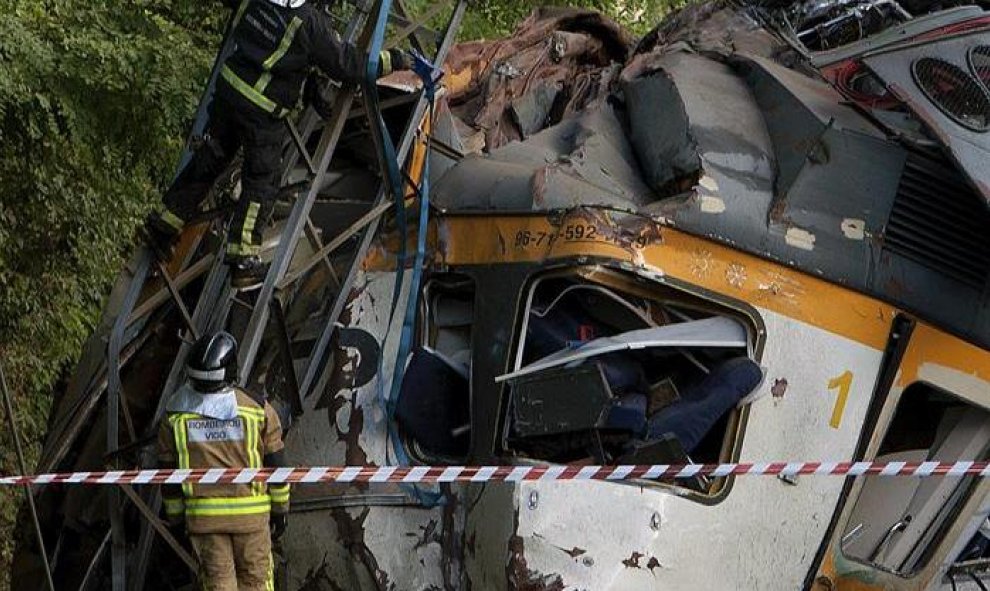 El tren ha chocado contra un puente y posteriormente contra una torreta.EFE/Salvador Sas