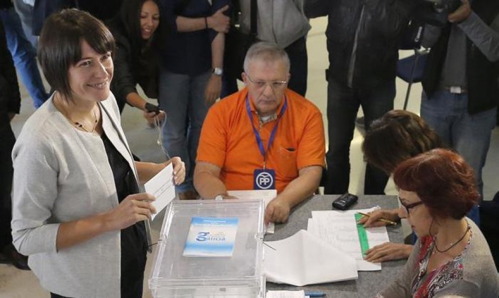 La candidata del BNG a la presidencia de la Xunta, Ana Pontón (i), vota en un colegio electoral, durante la jornada en que Galicia celebra elecciones autonómicas, esta mañana en Santiago de Compostela. EFE/Lavandeira jr