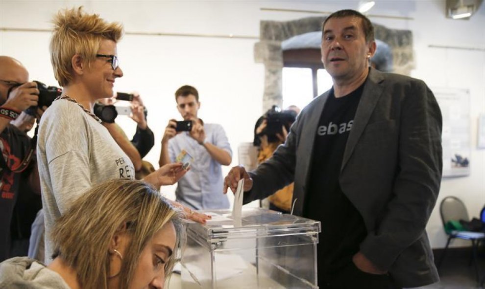 El dirigente de la izquierda abertzale Arnaldo Otegi ha acudido hoy a votar para las elecciones autonómicas vascas a la casa de Cultura de Elgoibar (Gipuzkoa). EFE/Javier Etxezarreta