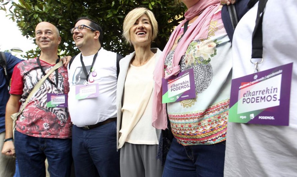 La candidata a lehendakari por Elkarrekin Podemos, Pilar Zabala, posa junto a apoderados de su formación tras ejercer su derecho a voto en Zarautz (Gipuzkoa). EFE/Juan Herrero