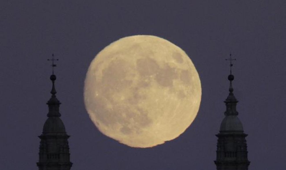 La luna salía la pasada noche junto a las torres de la catedral de Santiago. Solo tres o cuatro veces al año se acerca más de lo habitual a la tierra y coincide con la luna llena. Hoy lunes estará tan cerca como no lo hacía desde 1948. No se volverá a rep