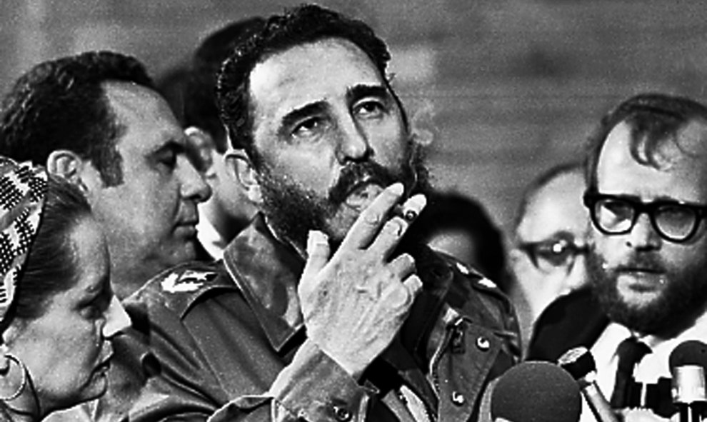 Castro fuma mientras habla con la prensa en la Habana, en 1975./ RETIERS/Prensa Latina/File Photo