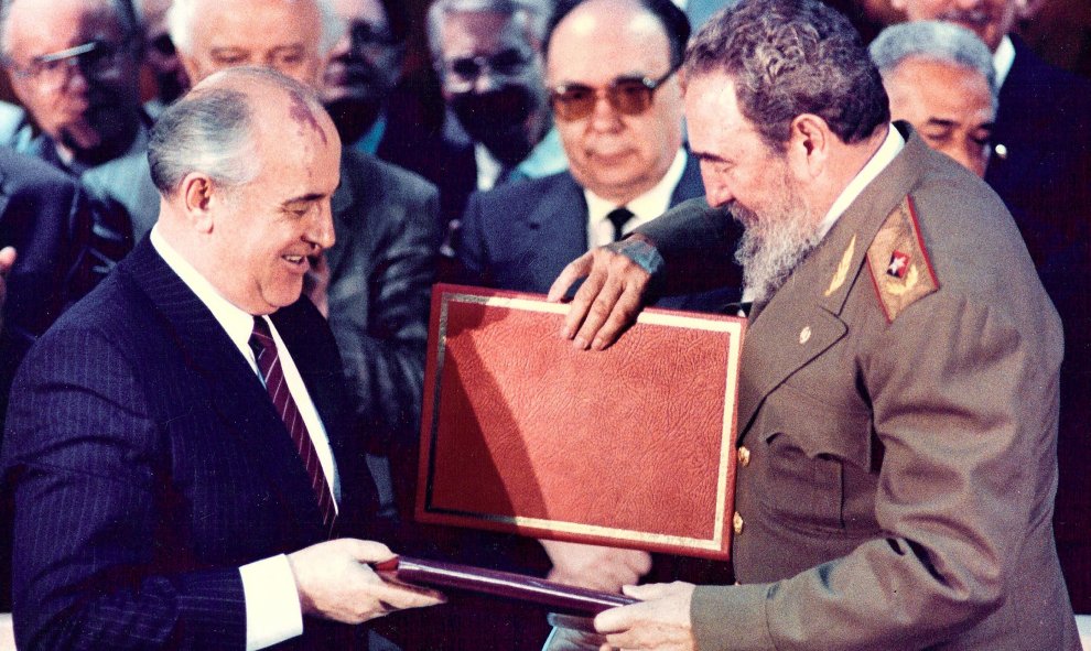 Fidel Castro y Mikhail Gorbachev tras un acuerdo firmado en 1989./ REUTERS/Gary Hershorn/File Photo