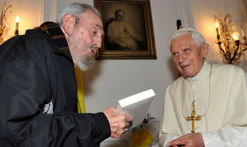 El Papa Benedicto XVI se reúne con Fidel Castro en marzo de 2012./ REUTERS