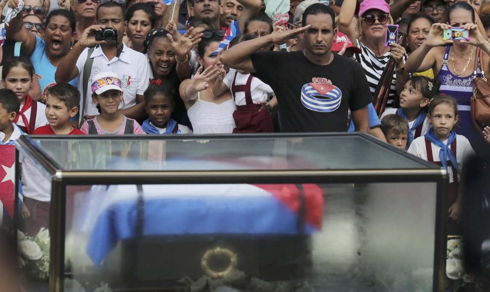Un grupo de cubanos, junto a la caravana que porta las cenizas de Fidel Castro por toda Cuba. REUTERS