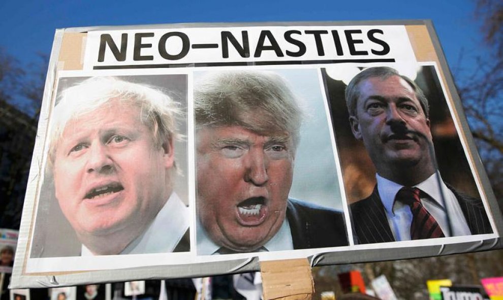 El recién electo presidente norteamericano escoltado por dos "ilustres" la política inglesa: el conservador Boris Johnson a la izquierda y el ultraderechista Nigel Farage a la derecha.- REUTERS