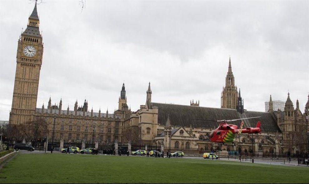 Un helicóptero de los servicios sanitarios aterriza en las inmediaciones del Parlamento de Londres / REUTERS