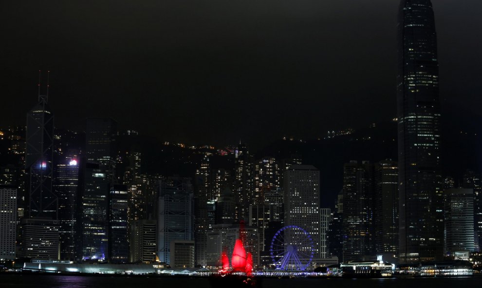 Parte de la ciudad de Hong-Kong apagó sus luces durante La Hora del Planeta. REUTERS/Bobby Yip