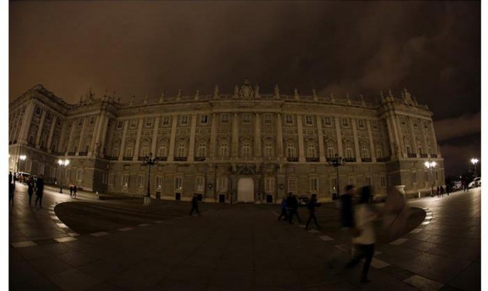 Imágenes del Palacio Real de Madrid antes y durante la Hora del Planeta.EFE/Javier Lizón