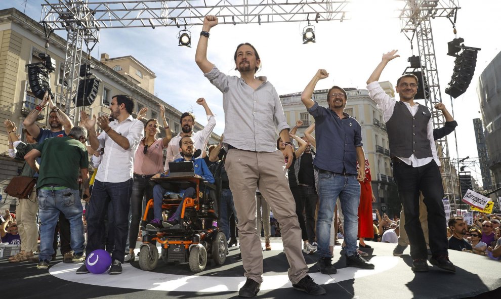 El líder de Podemos Pablo Iglesias (c) participa en la Puerta del Sol de Madrid en la concentración convocada en favor de las mociones de censura contra el jefe del Ejecutivo, Mariano Rajoy, y la presidenta de la Comunidad de Madrid, Cristina Cifuentes. E