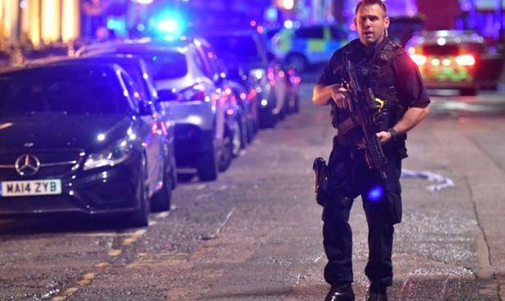Un agente fuertemente armado patrulla la zona donde se cometió el segundo de los atentados nocturnos en el centro de Londres. BBC