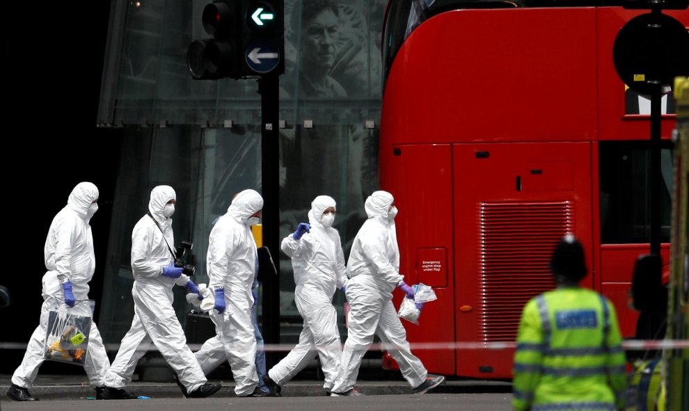 Policía Forense trabaja a las afueras de Borough Market después del ataque de Londres.REUTERS/Peter Nicholls