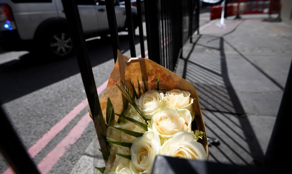 Un ramo de flores depositado cerca del London Bridge tras el ataque que termino con 7 personas muertas.REUTERS/Dylan Martínez