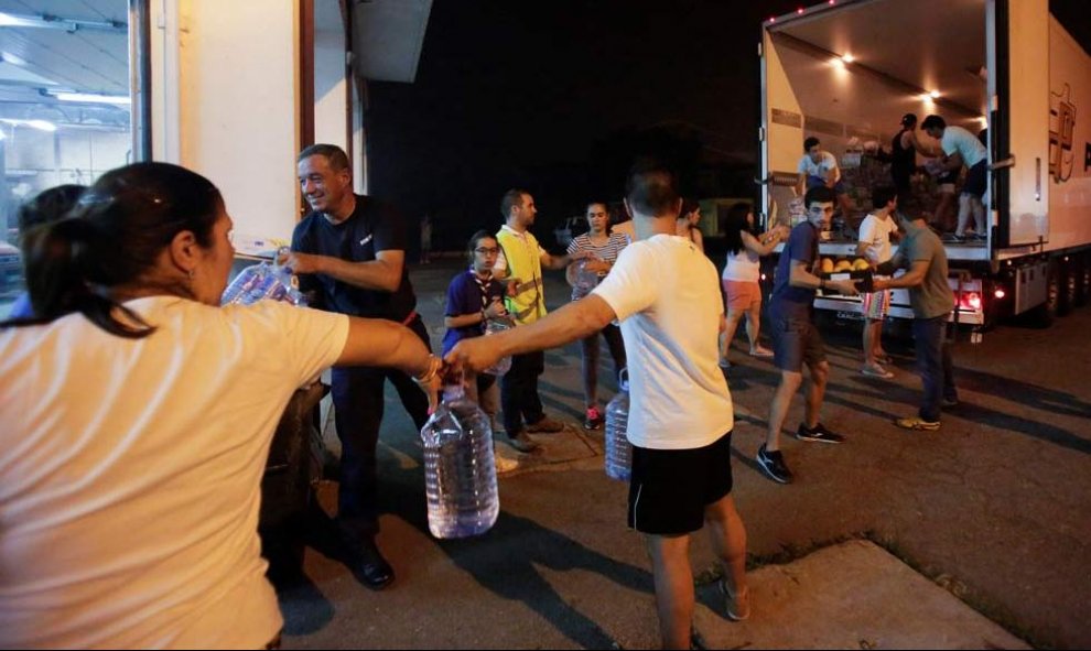 Voluntariso ayudan a transportar agua y comidas en Pedrogao Grande, epicentro del devastador incendio que ha causado al menos 61 víctimas mortales. | MIGUEL VIDAL (REUTERS)