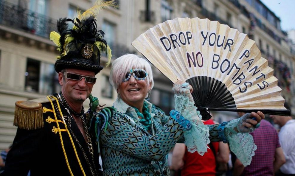 En la marcha del Orgullo Gay hubo un ambiente festivo y colorista. | GONZALO FUENTES (EFE)