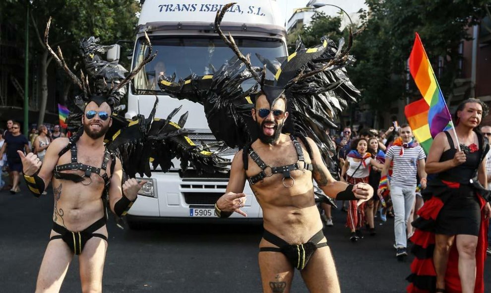 Cientos de personas recorrieron las calles centricas de Sevilla para participar en la Celebración del del Orgullo Gay 2017. | JOSÉ MANUEL VIDAL (EFE)