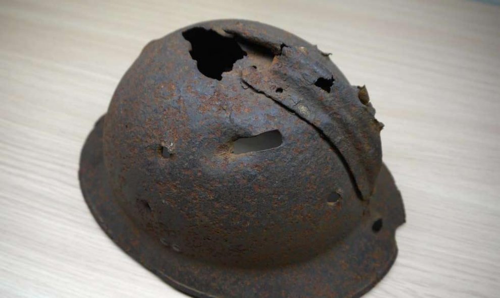 Un casco de un combatiente en la batalla de Brunete. | S.V (Brunete en la Memoria)