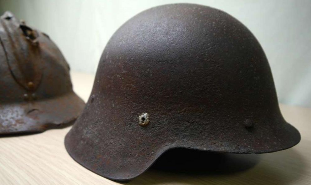 Un casco de un combatiente en la batalla de Brunete. | S.V (Brunete en la Memoria)