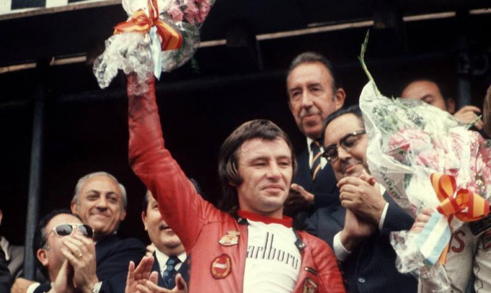 Ángel Nieto celebrando el título de Campeón del Mundo en 1972. / EFE