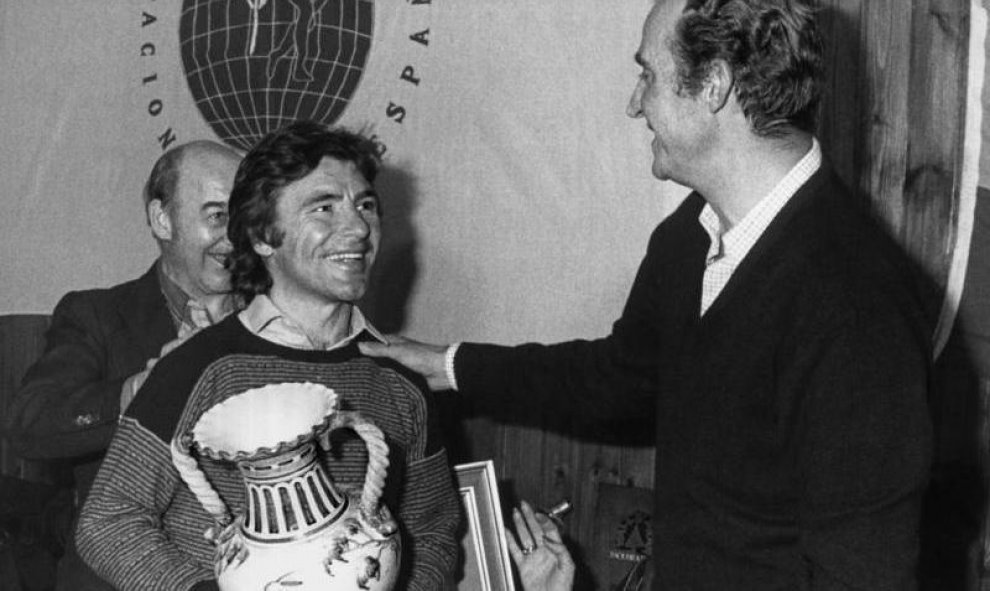 Ángel Nieto junto al Rey Juan Carlos al recibir el trofeo de la Asociación de Periodistas Españoles Deportivos en 1979. / EFE