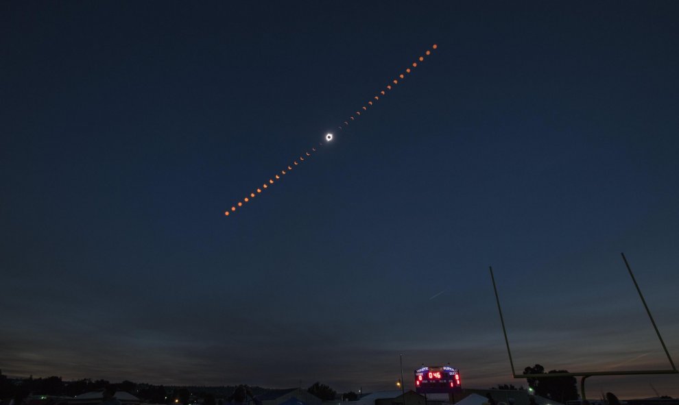 Imagen cedida por la Nasa, que muestra una composición de fotos que muestran la transición del eclipse de sol, desde Madras, Oregon (Estados Unidos): NASA/Aubrey Gemignani
