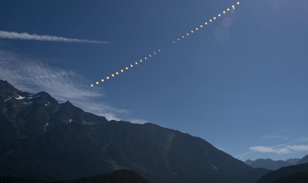 Imagen cedida por la NASA, muestra una composición de fotografías de la trallectoria del eclipse solar desde el Parque nacional de las Cascadas del Norte, en Washington (Estados Unidos). NASA/Bill Ingalls