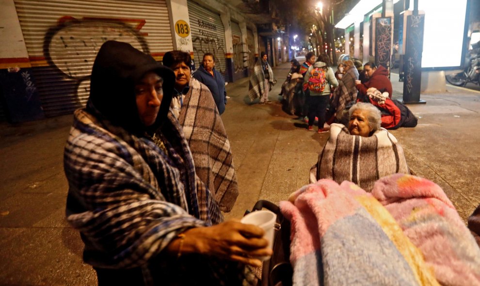 La gente espera en la calle tras el terremoto que ha sacudido México. REUTERS/Edgard Garrido