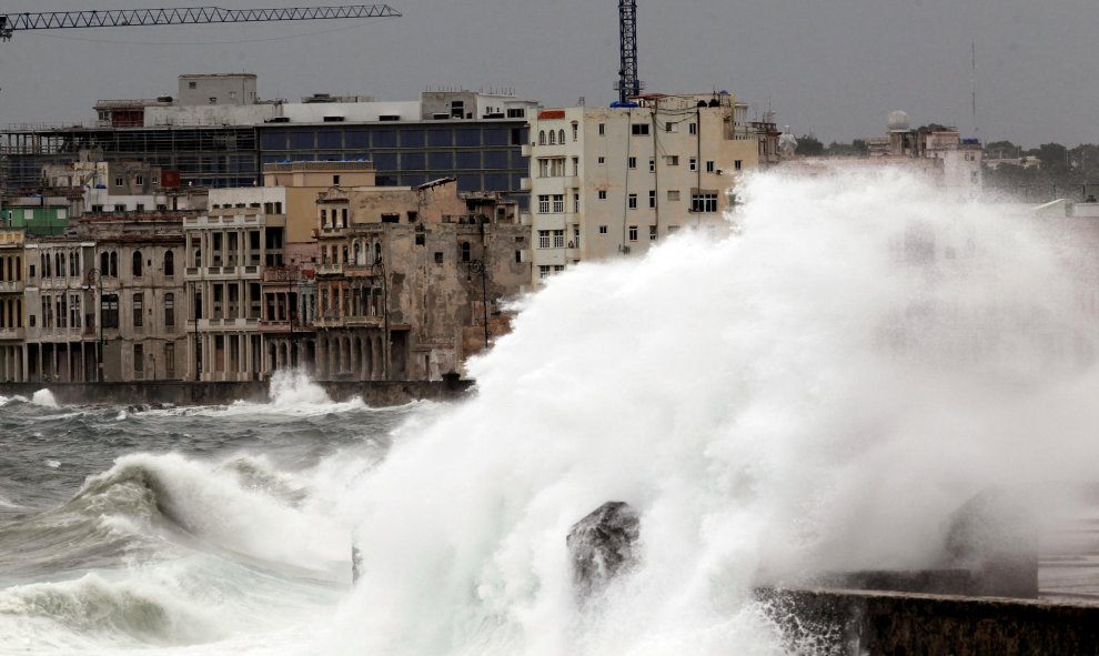 Las olas chocan contra el muro del Malecon en La Habana, Cuba./REUTERS