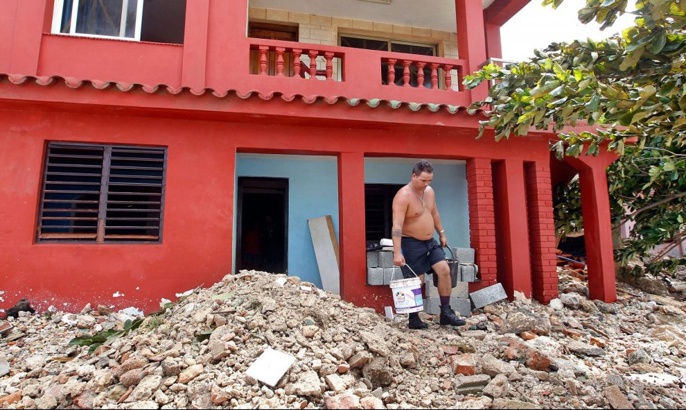 Un hombre saca escombros de su casa en La Habana. - EFE