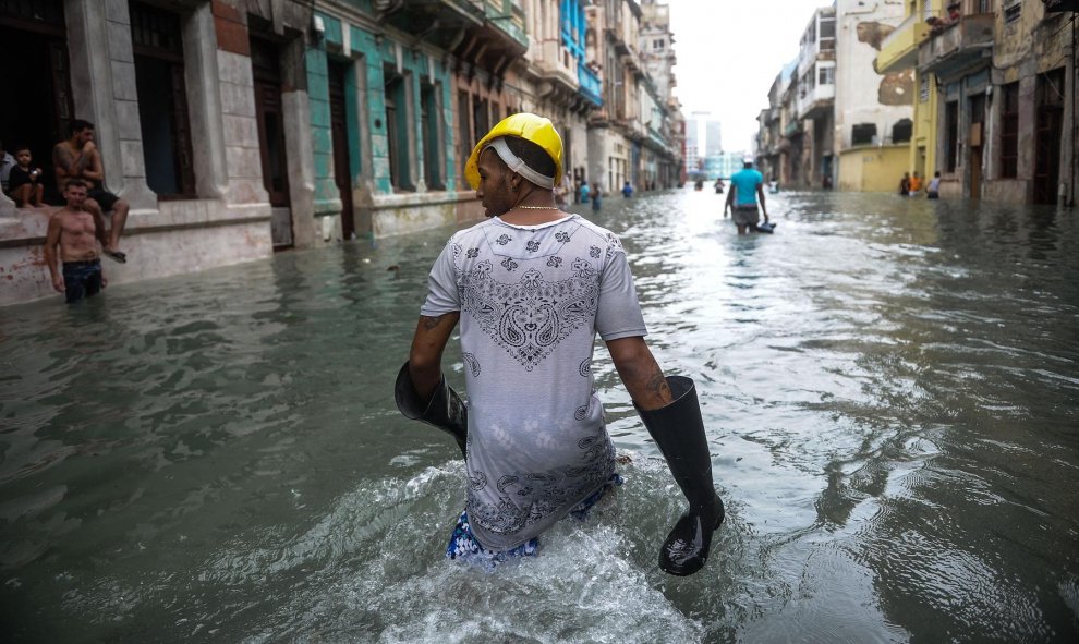 El agua ha llegado a casi 300 metros tierra adentro en la capital cubana. - AFP