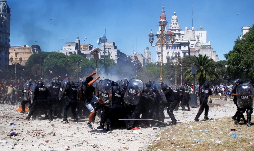 Al menos 109 heridos en una batalla campal en Buenos Aires contra la reforma de las pensiones de Macri. REUTERS/Martin Aosta