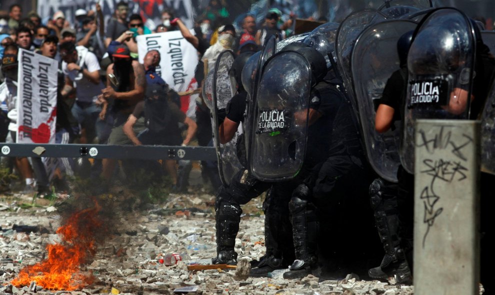 Al menos 109 heridos en una batalla campal en Buenos Aires contra la reforma de las pensiones de Macri. REUTERS/Martin Aosta