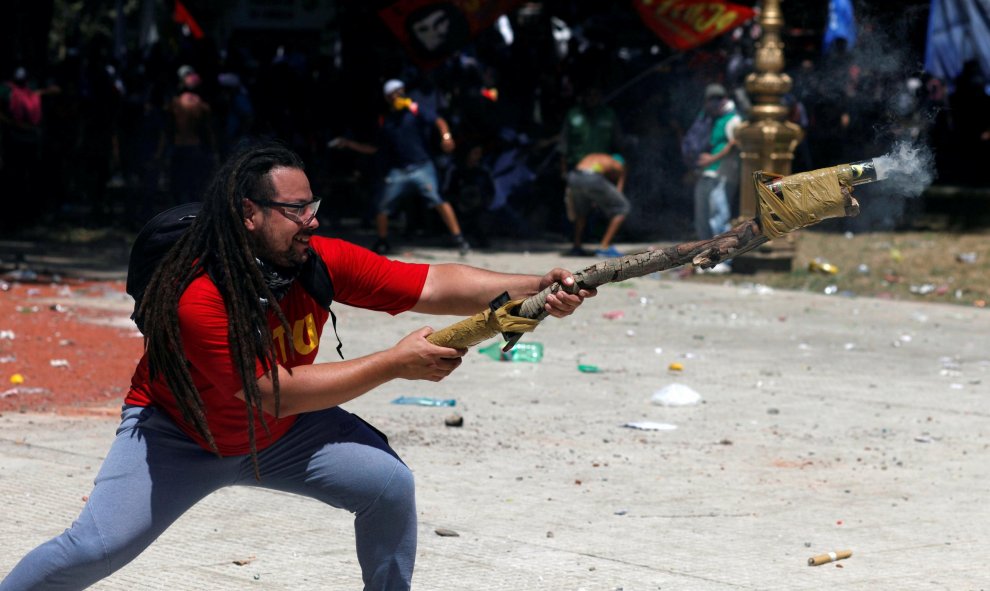 Batalla campal en Buenos Aires tras las protestas contra la reforma de las pensiones de Macri. REUTERS/Martin Aosta