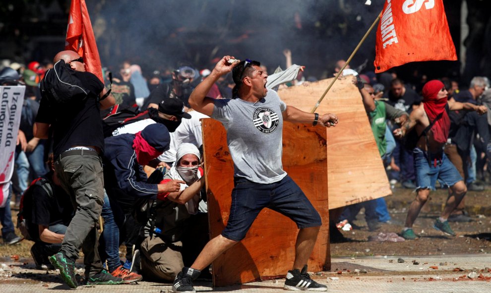 Batalla campal en Buenos Aires tras las protestas contra la reforma de las pensiones de Macri. REUTERS/Martin Aosta