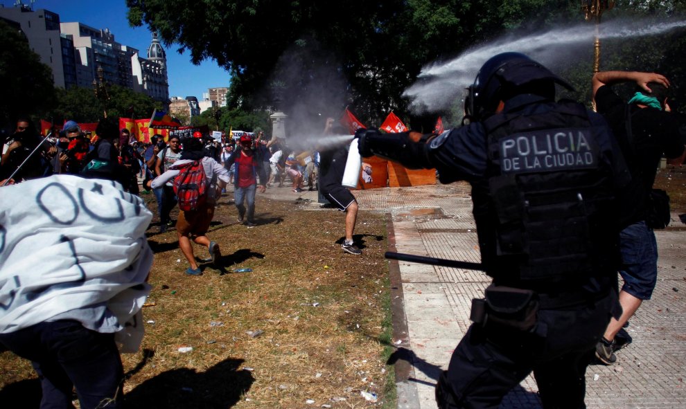 Batalla campal en Buenos Aires tras las protestas contra la reforma de las pensiones de Macri. REUTERS/Martin Aosta