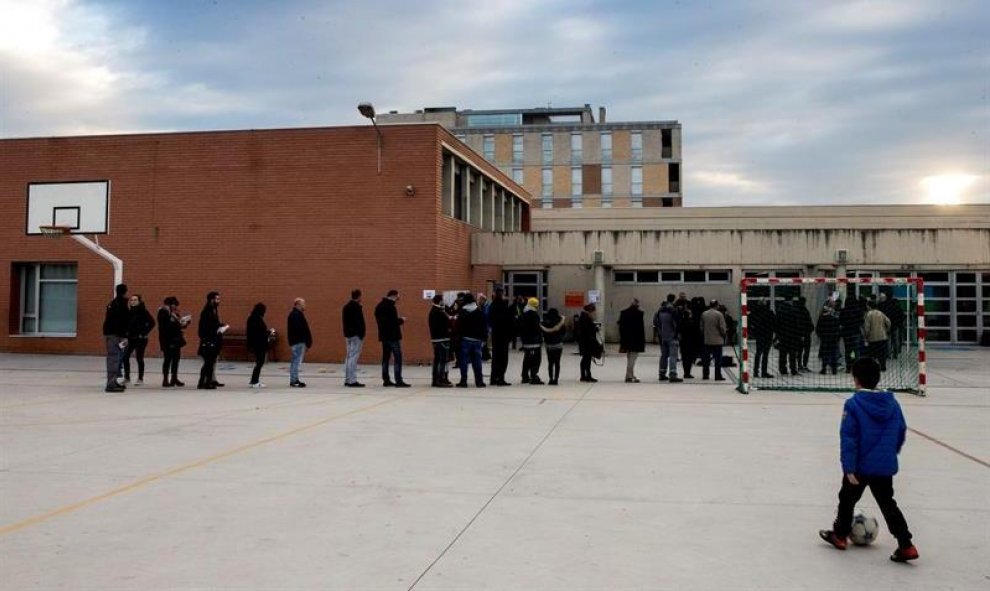 Varias personas esperan la apertura del colegio Lluis Piquer en Parets del Vallés, Barcelona. / EFE