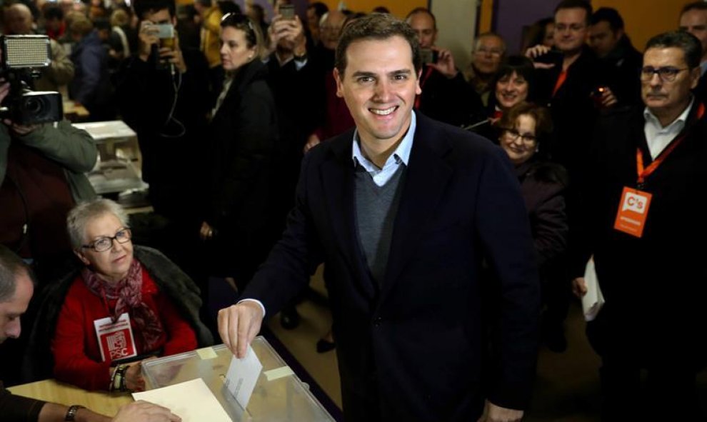 Albert Rivera, presidente de Ciudadanos, depositando su voto. / EFE