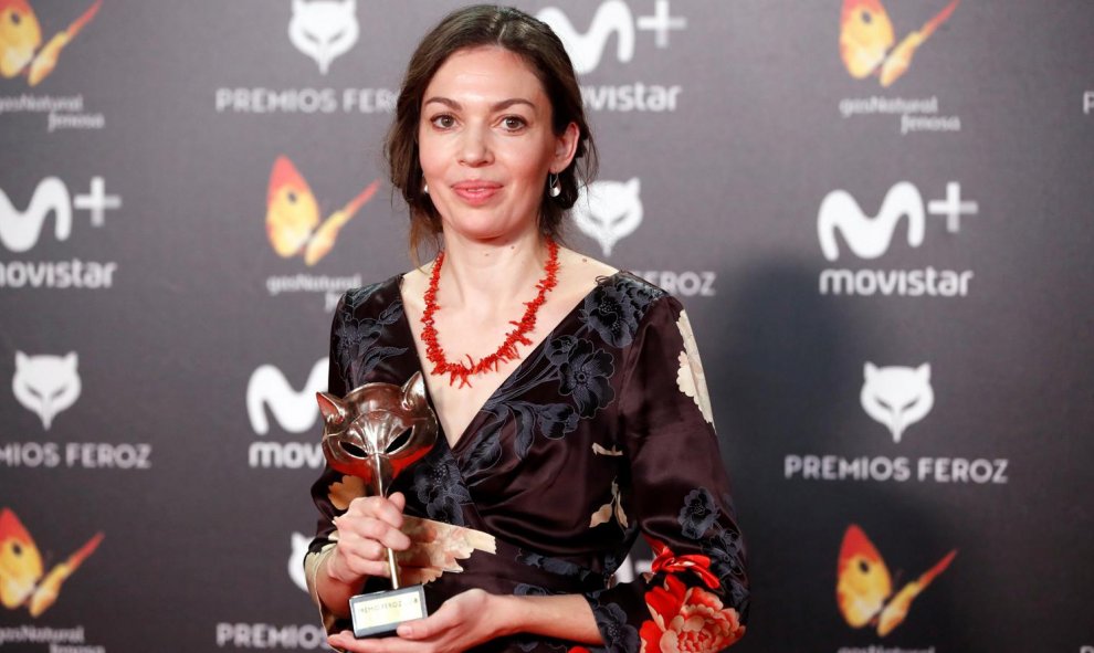 La realizadora Lucía Stojevic posa con el premio al 'Mejor Documental' por 'La Chana'.- EFE