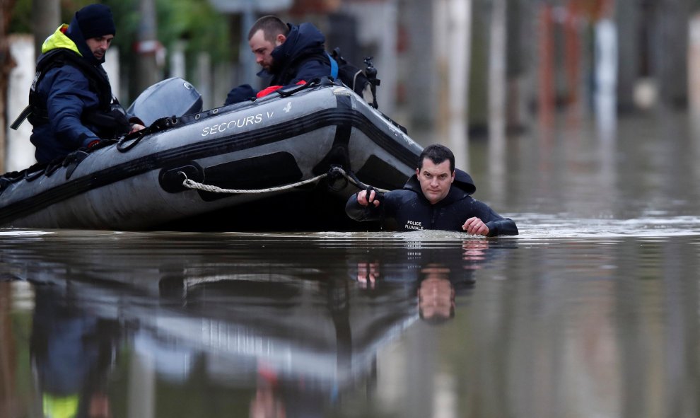 El río Sena se desborda e inunda París. REUTERS/Christian Hartmann