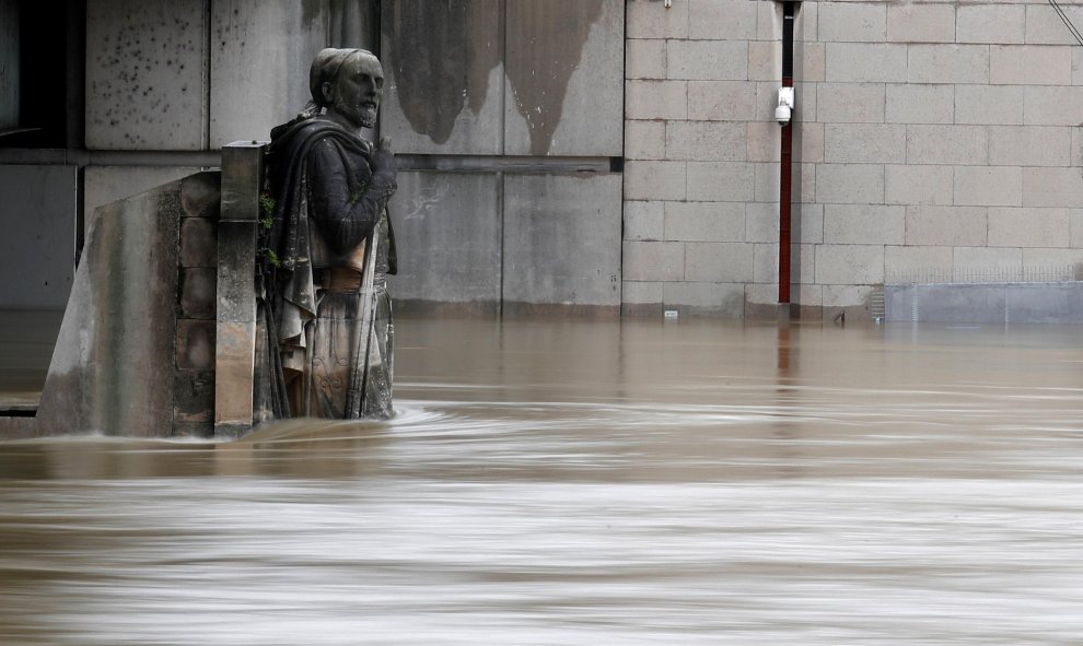 El río Sena se desborda e inunda París. REUTERS/Gonzalo Fuentes
